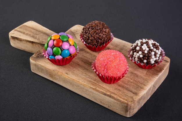 Brigadeiros sortidos em tábua de madeira