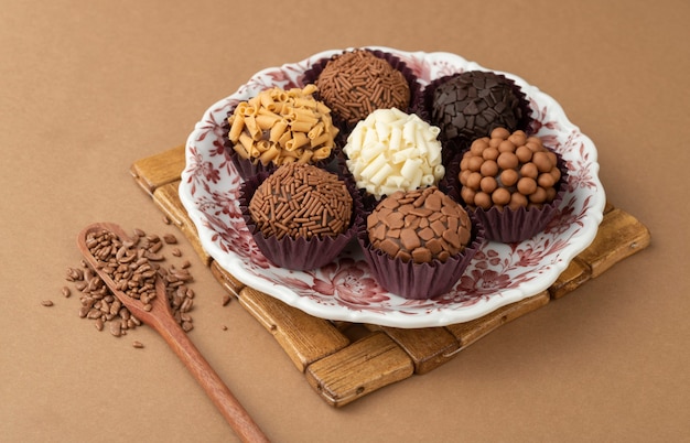 Brigadeiros típicos brasileños en un plato con chispitas de chocolate.