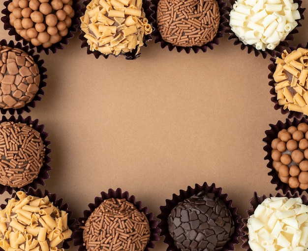 Brigadeiros típicos brasileños, varios sabores con espacio para texto.