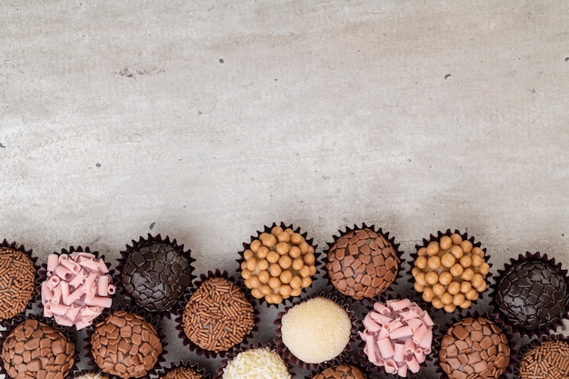 Brigadeiros típicos brasileños, varios sabores con espacio para texto.