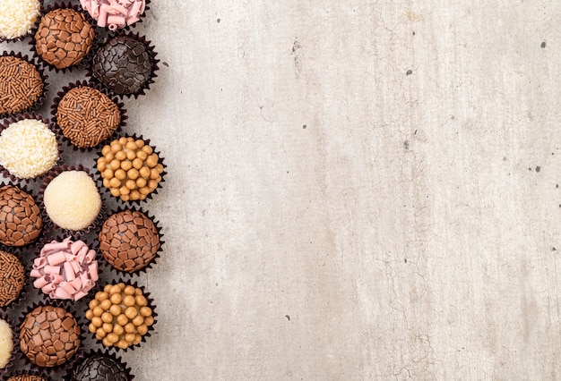 Brigadeiros típicos do Brasil, vários sabores com espaço para texto.