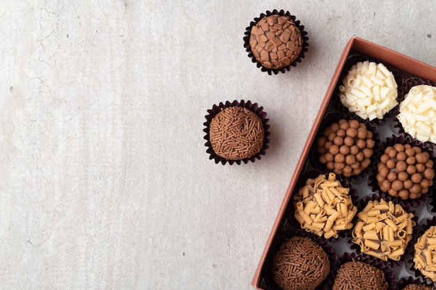 Brigadeiros típicos do Brasil, vários sabores em uma caixa com copia