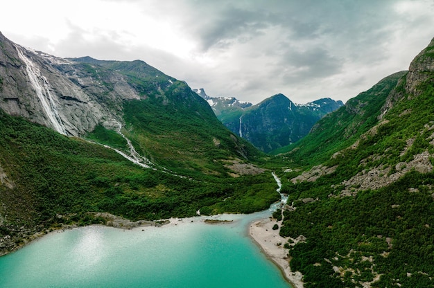 Briksdalsbreen é um braço glaciar de JostedalsbreenBriksdalsbre Noruega