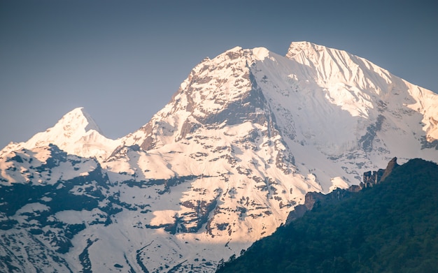 Brilhando a face norte do monte ganesh em gorkha, nepal