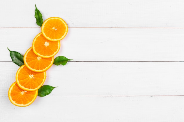 Brilhante composição de frutas cítricas em fundo branco de madeira