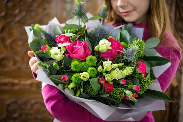 Brilhante e lindo bouquet floral de lindas flores vermelhas para o dia dos namorados. fechar foto