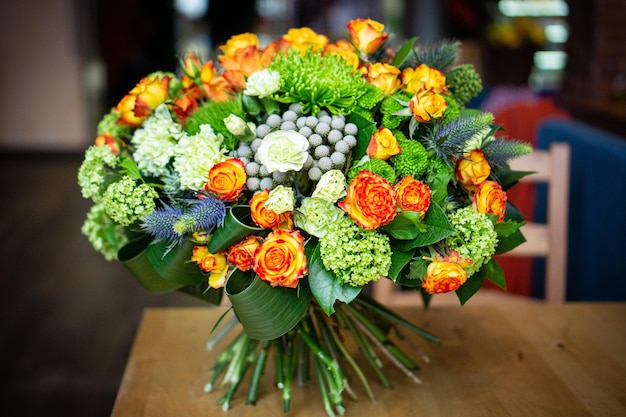 Brilhante e lindo bouquet floral de lindas flores vermelhas para o dia dos namorados. Fechar foto