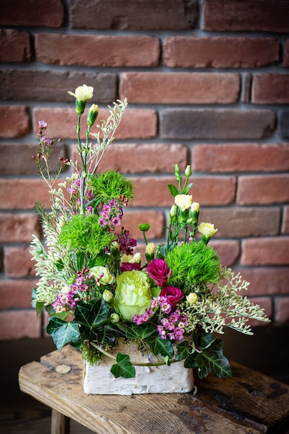 Brilhante e lindo bouquet floral de lindas flores vermelhas para o dia dos namorados. fechar foto