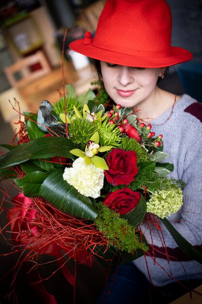 Brilhante e lindo buquê floral de lindas flores vermelhas para o dia dos namorados