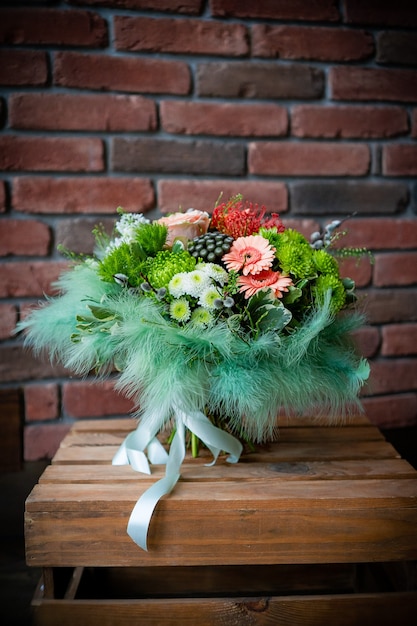 Brilhante e lindo buquê floral de lindas flores vermelhas para o dia dos namorados