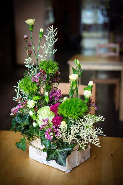 Brilhante e lindo buquê floral de lindas flores vermelhas para o dia dos namorados