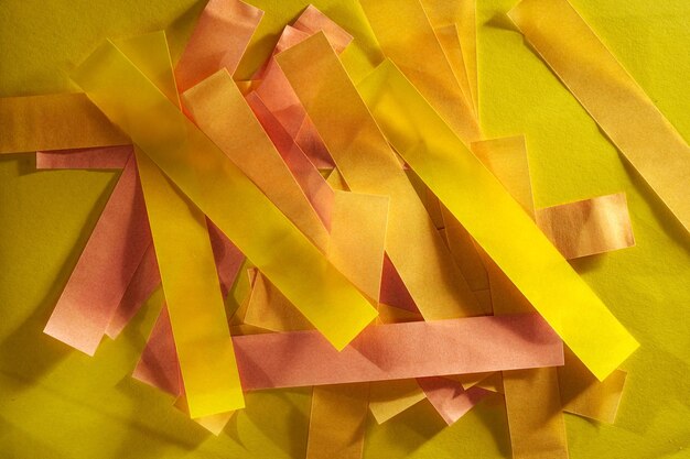 Brilhante iluminado em papel de tira contra fundo amarelo