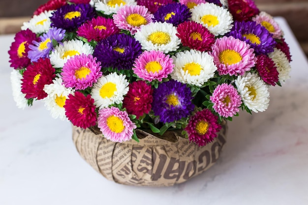 Brilhante lindo buquê de crisântemos Bouquet em um fundo branco