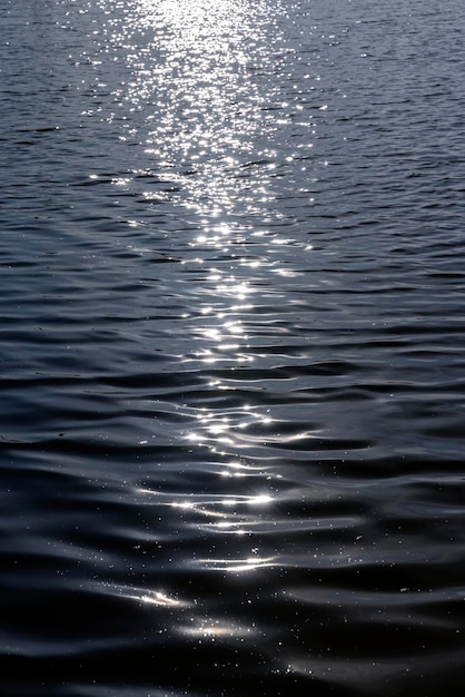 Brilho da luz solar na superfície da água do lago