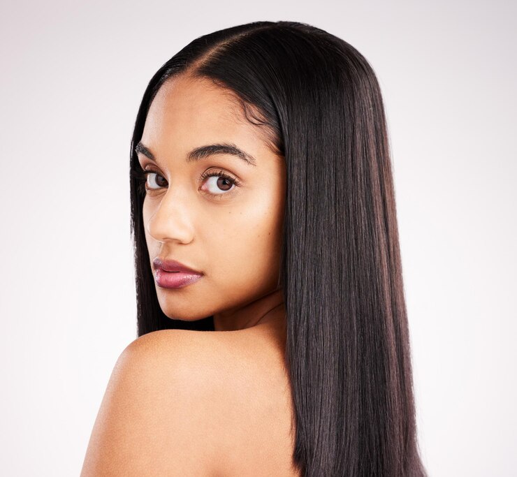 Foto brilho da pele do cabelo e retrato da beleza de uma mulher em um fundo branco isolado e estúdio com tratamento de salão autocuidado de cosméticos e jovem modelo feminino com textura de penteado saudável e maquiagem