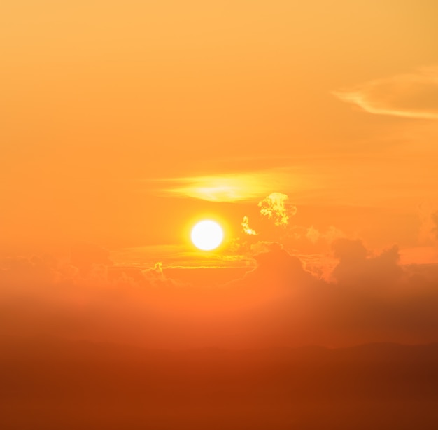 Brillante amanecer dorado sobre nubes