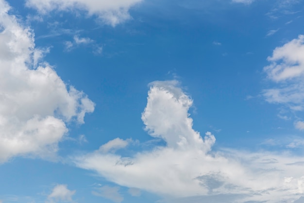 Brillante cielo nublado