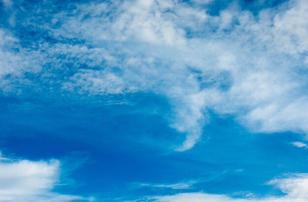 Brillante claro con nubes blancas.