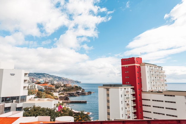 Brillante y hermosa ciudad de Funchal con casas de montaña y océano en la isla de Madeira en un día soleado