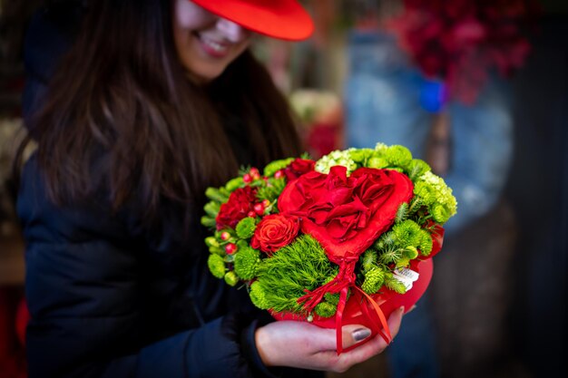 Brillante y hermoso ramo floral de hermosas flores rojas para el día de San Valentín Cerrar foto