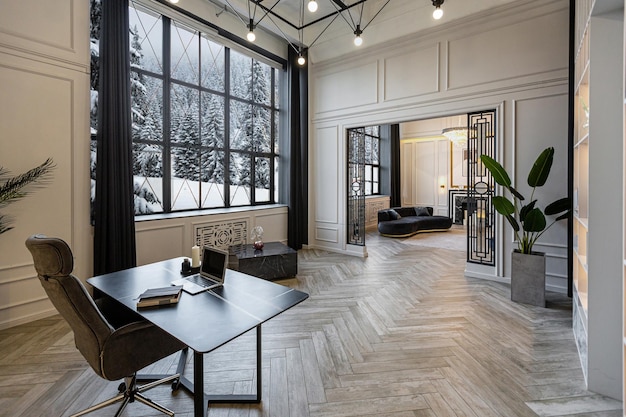 Foto brillante lujoso interior expansivo de chalet de campo con impresionantes vistas del bosque de invierno a través de ventanas panorámicas paredes blancas con adornos chimenea trabajo y sala de estar sin gente durante el día