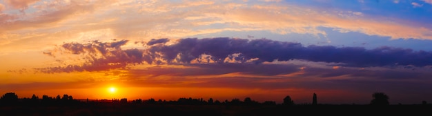 Brillante luz del sol a través de las nubes contra un cielo nocturno al atardecer impresionante