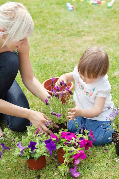 Brillante madre y su hija con flores