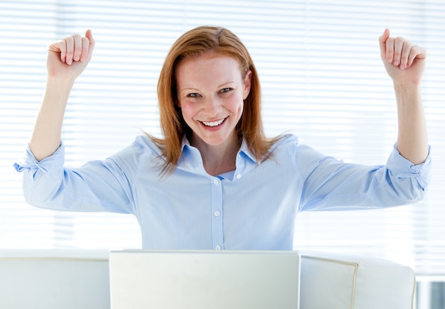 Brillante mujer de negocios perforando el aire