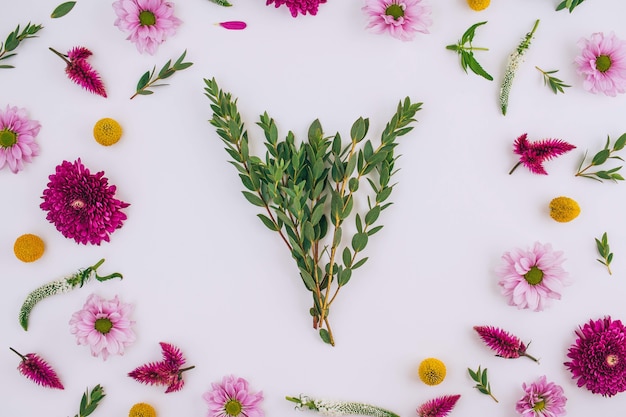 Un brillante patrón creativo de flores frescas y hojas. Marco natural de las flores.