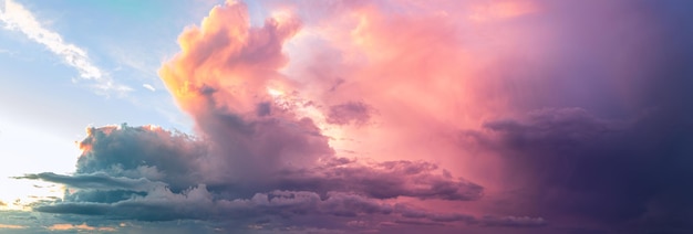 Una brillante puesta de sol fabulosa e intensa con grandes nubes. Cielo lluvioso al final del día.