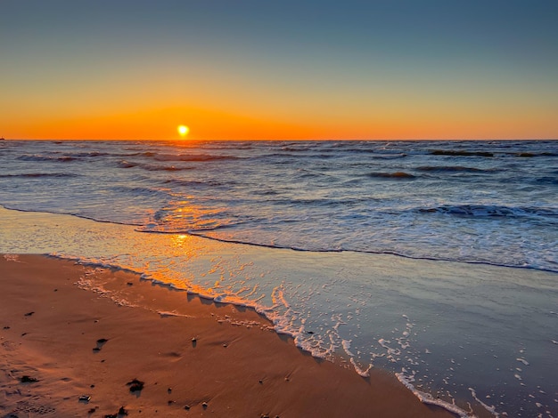 Brillante puesta de sol junto al mar Mar sin gente en la noche Idílico fondo de vacaciones