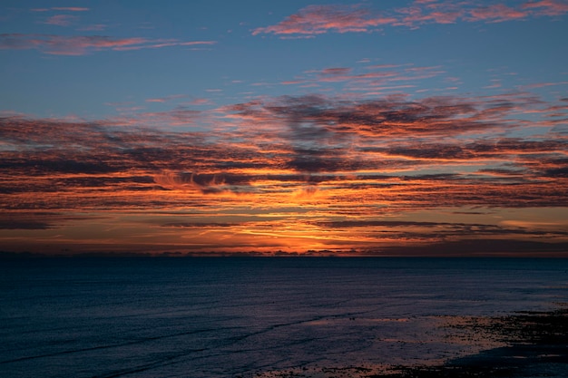 Una brillante puesta de sol en el mar.