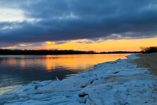 Brillante puesta de sol sobre el río Dnieper en invierno