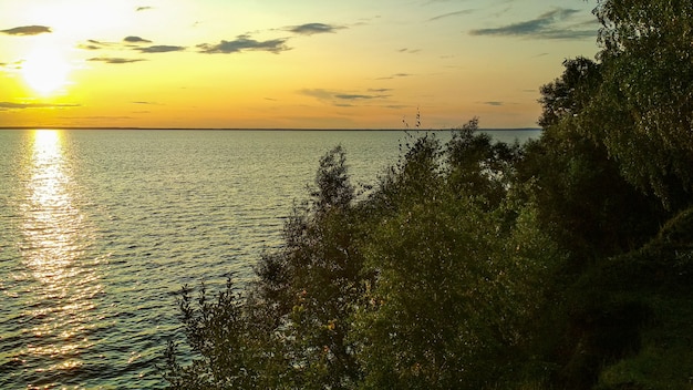 Brillante puesta de sol sobre el río Volga en verano