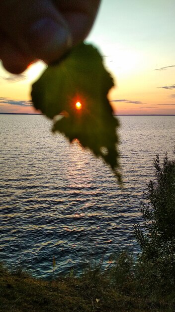 Brillante puesta de sol sobre el río Volga en verano