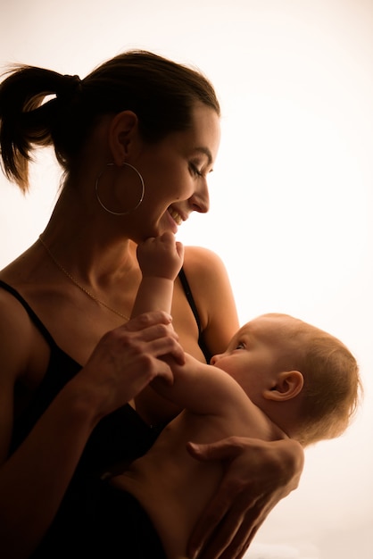 Foto brillante retrato de una madre amamantando bebé