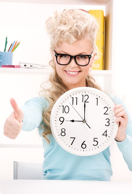 Foto brillante retrato de mujer sosteniendo gran reloj