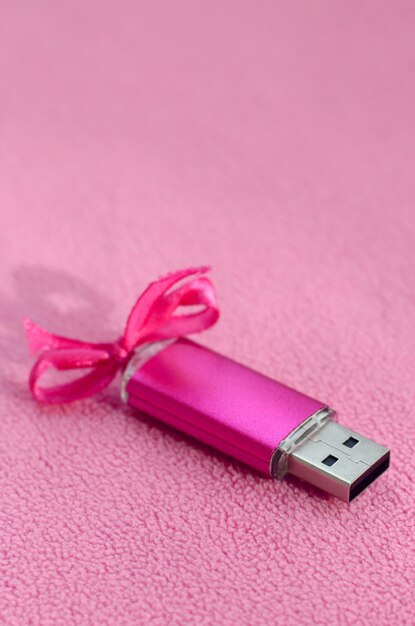 Brillante tarjeta de memoria flash usb rosa con un lazo rosa