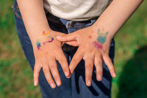 Foto brillante tatuaje de purpurina brillante en la mano de un niño en una fiesta de cumpleaños