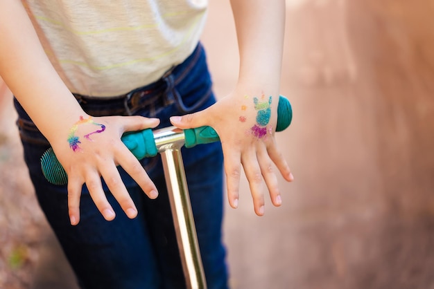 Foto brillante tatuaje de purpurina brillante en la mano de un niño en una fiesta de cumpleaños