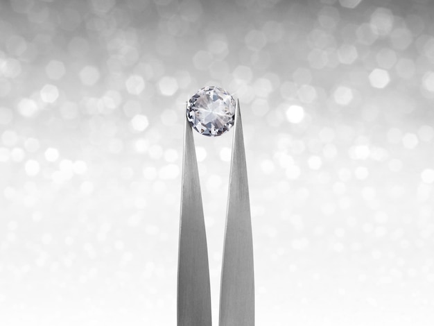 Brillanter runder Diamant in Pinzette auf weiß glänzendem Bokeh-Hintergrundkonzept für die Auswahl des besten Diamant-Edelstein-Designs