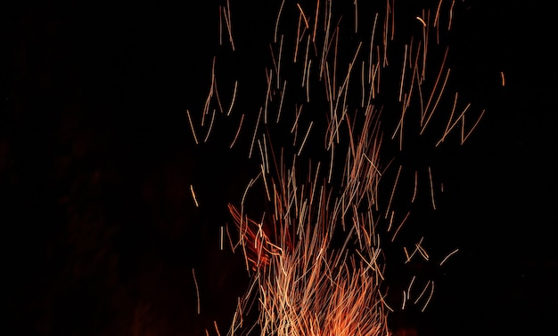 Brillantes chispas de fuego sobre negro