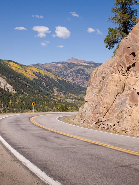 Los brillantes colores del otoño adornan una carretera rural en Colorado.