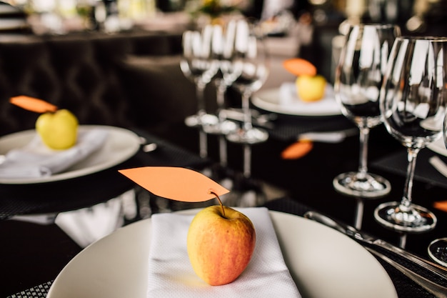 Brillantes cristalería se alza sobre una larga mesa preparada para la cena de bodas