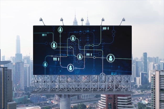 Brillantes íconos de las redes sociales en la cartelera de la carretera sobre la vista panorámica de la ciudad de Kuala Lumpur Malasia Asia El concepto de redes y establecimiento de nuevas conexiones entre personas y empresas en KL