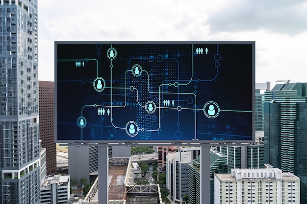 Brillantes íconos de las redes sociales en la cartelera de la carretera sobre la vista panorámica de la ciudad de Singapur, el sudeste de Asia El concepto de redes y establecimiento de nuevas conexiones entre personas y empresas