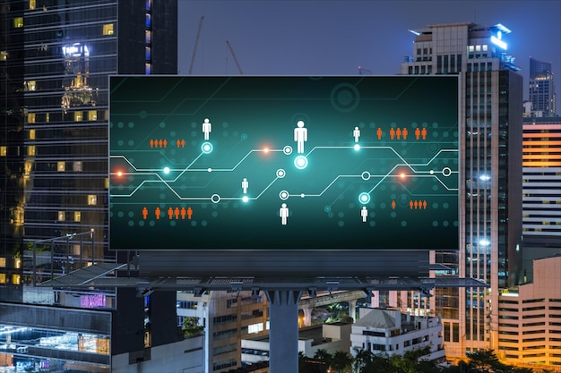 Brillantes íconos de las redes sociales en la cartelera durante la vista panorámica nocturna de la ciudad de Bangkok El concepto de redes y establecimiento de nuevas conexiones entre personas y empresas en el sudeste asiático