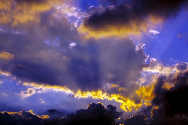 Los brillantes rayos del sol brillan a través de espectaculares nubes.