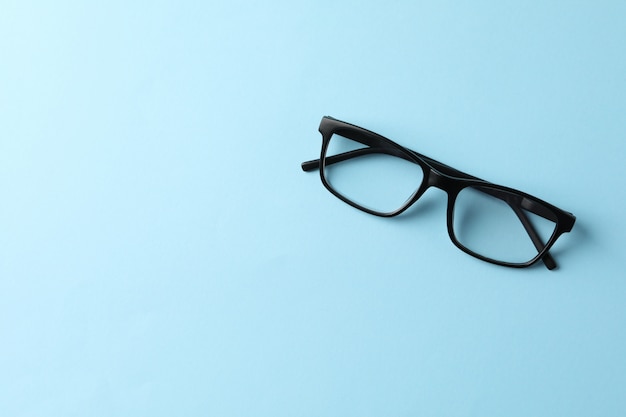 Brille auf blauer Oberfläche, Platz für Text