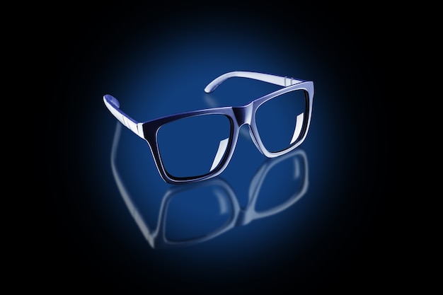 Brille auf schwarzer reflektierender Oberfläche im Kreis des blauen Lichts.